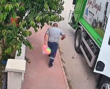 Topları patladığı için üzülen çocuklara 10 dakika içinde yenisini aldılar