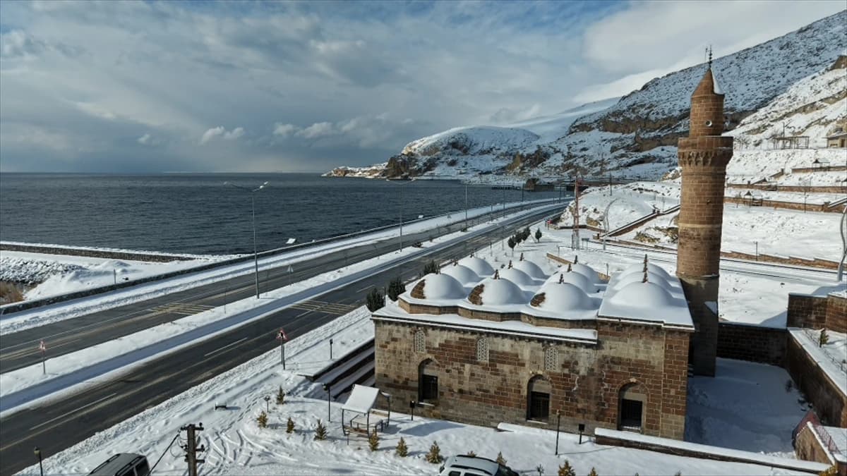 Bitlis'te kar yağışı etkili oldu: 314 köy yolu ulaşıma kapandı