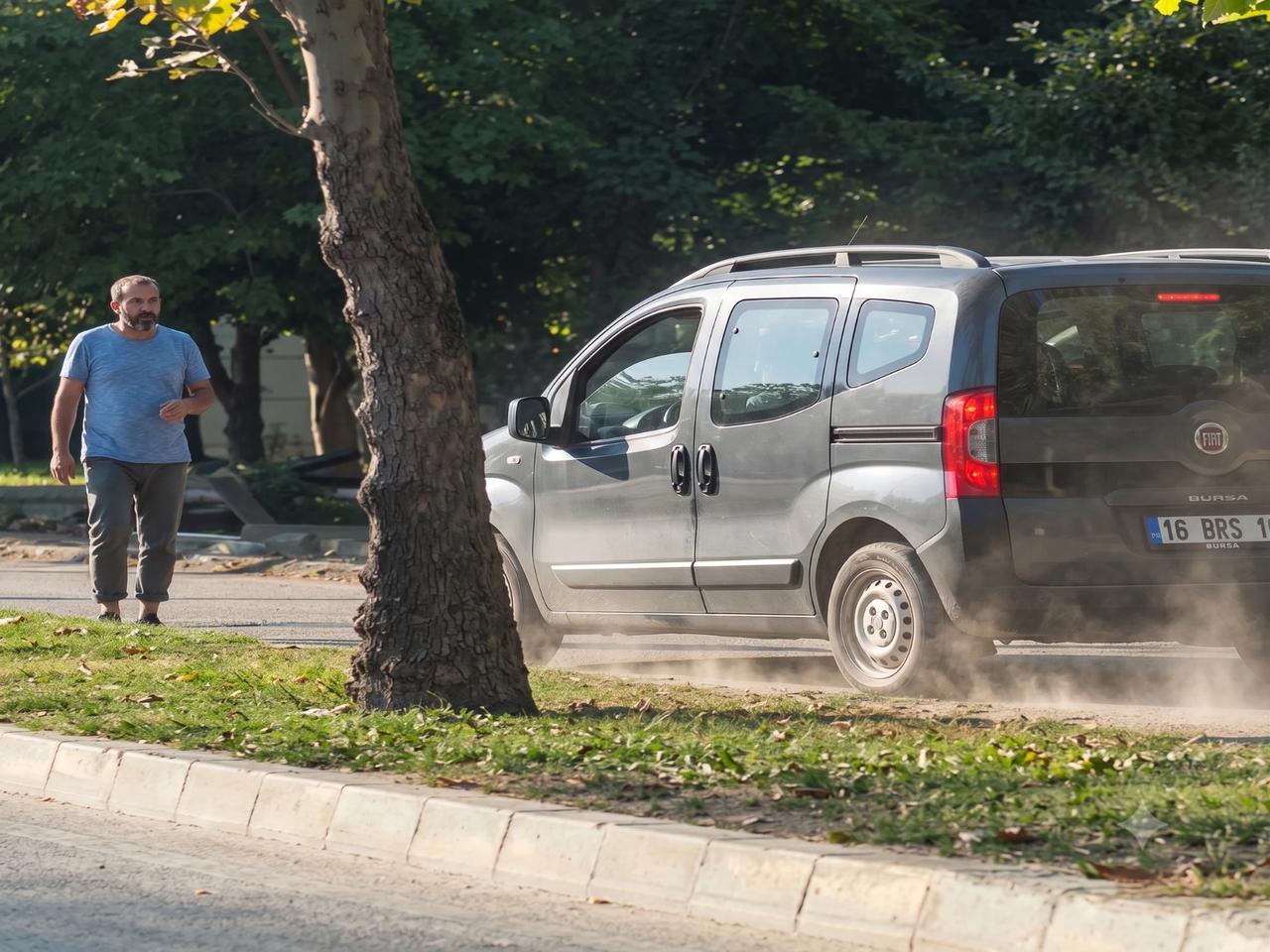 Yayalar yol verdi, araç ilerledi