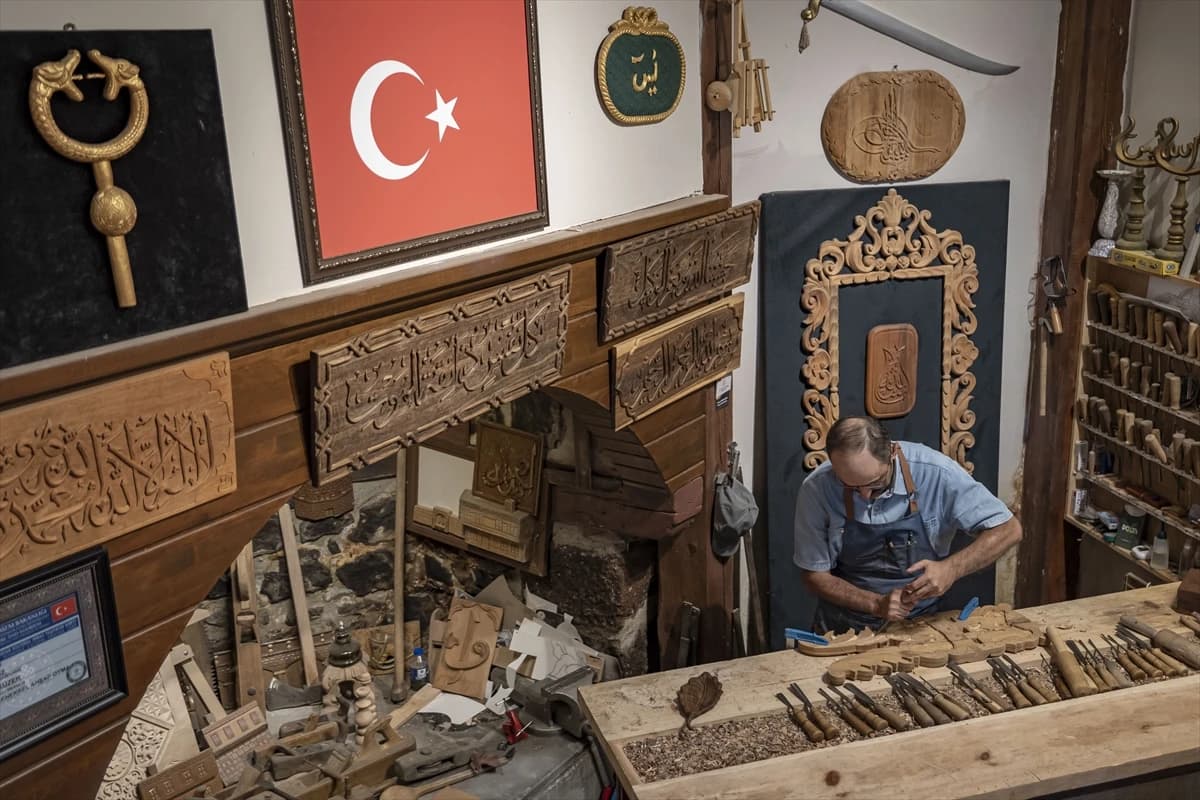 Ahşap oymacılığının "kültürel miras taşıyıcısı" usta, sanatını gelecek kuşaklara aktarıyor