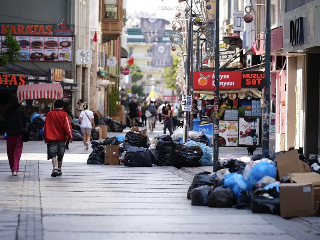 Grevin dördüncü gününde sokaklarda çöp yığınları oluştu