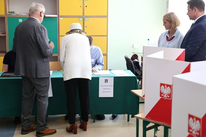 Polonya halkı Cumhurbaşkanı seçimi için sandık başında