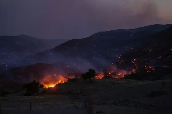 Yunanistan'da orman yangınları: 3 itfaiyeci öldü