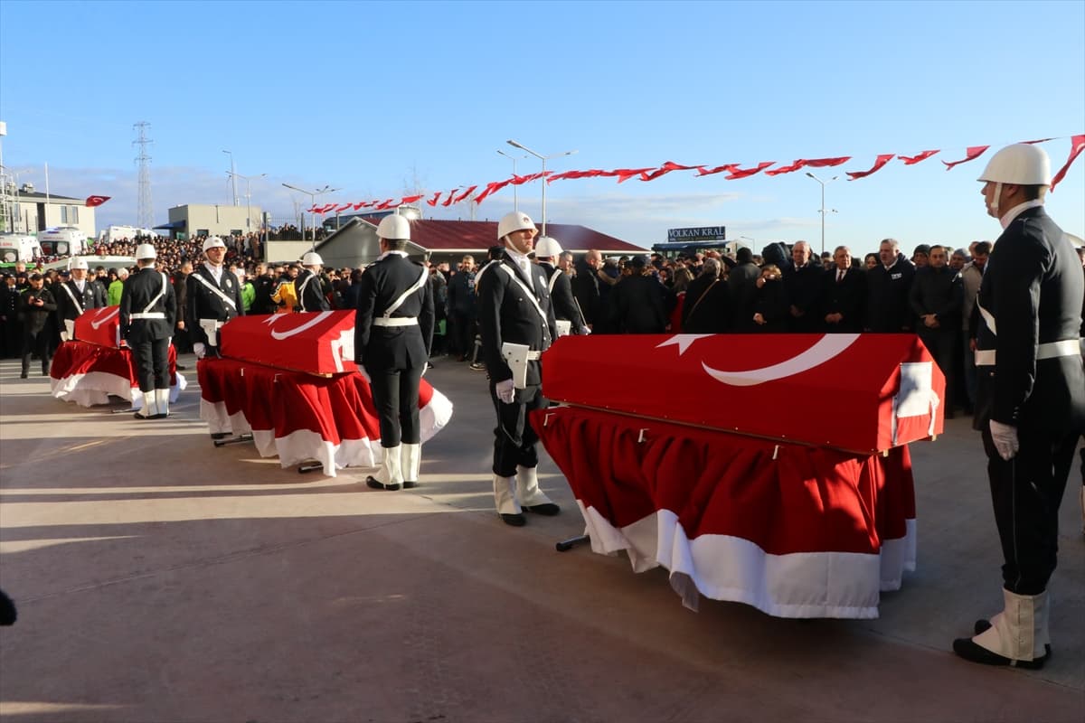 Türkiye şehitlerine ağlıyor: Yalova’da tören düzenlendi 