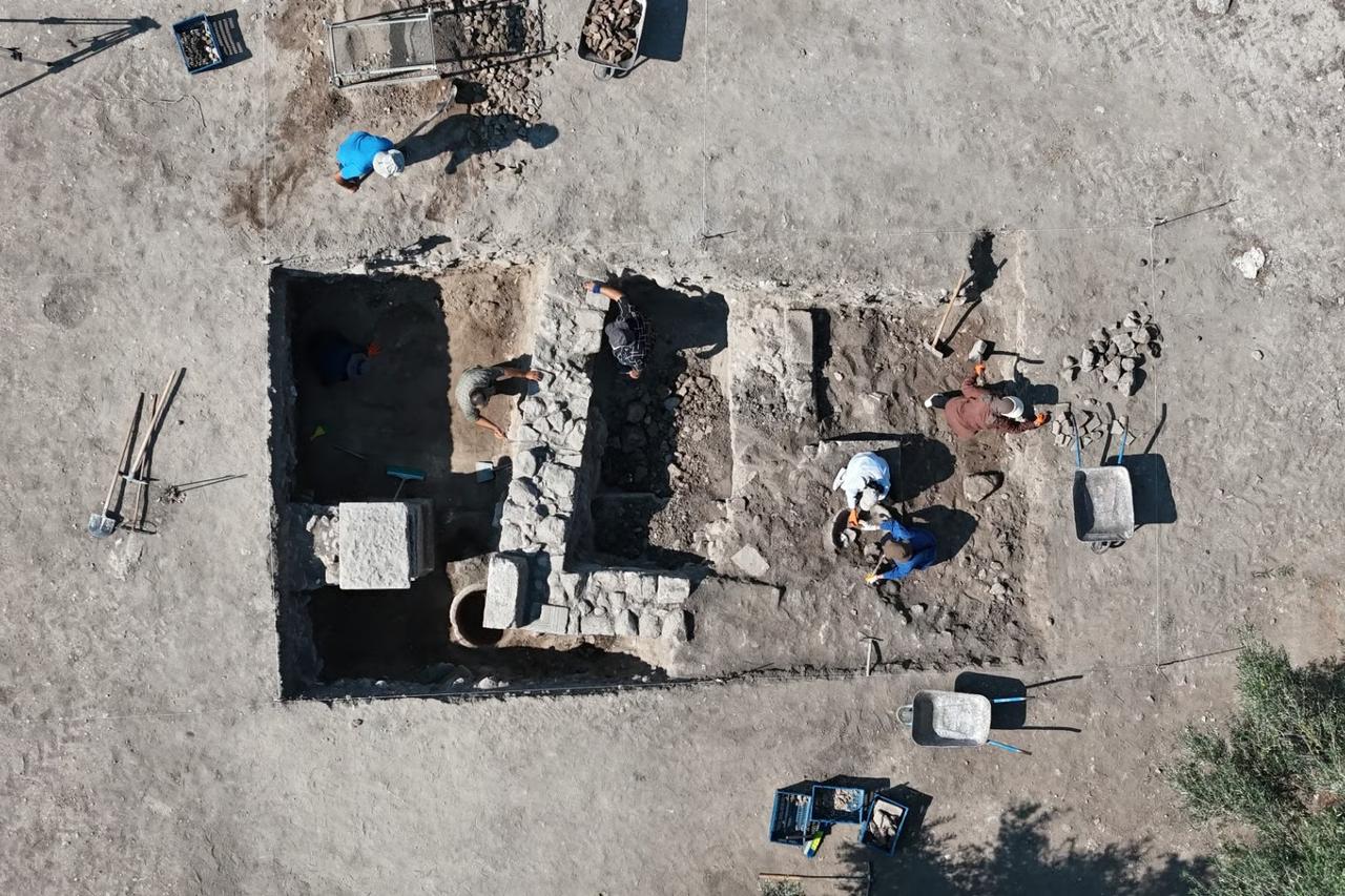 Bin 500 yıllık dibek ve bin 300 yıllık depo küpleri bulundu