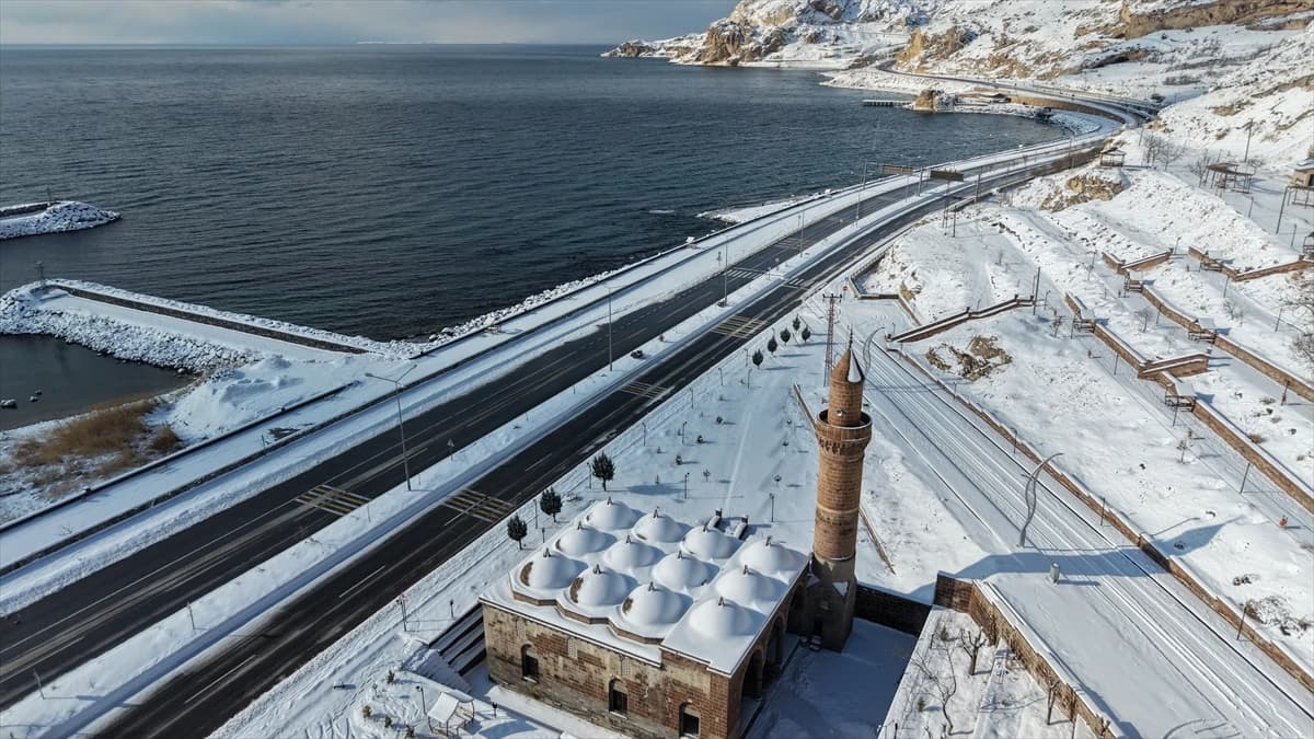 Bitlis'te kar yağışı etkili oldu: 314 köy yolu ulaşıma kapandı