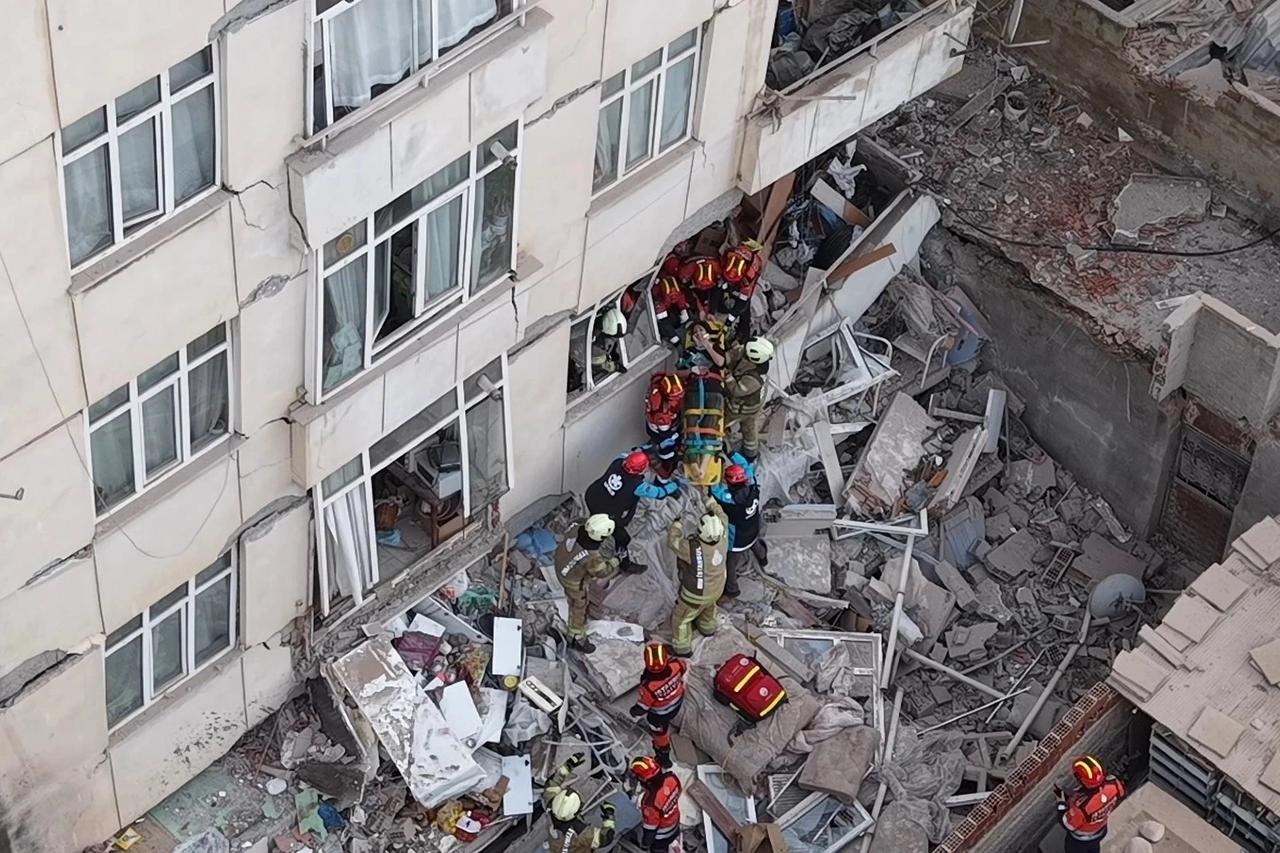 Maltepe'de 7 katlı binanın ilk 3 katı çöktü