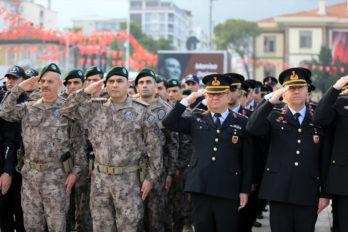 Türkiye Atatürk'ü ölüm yıl dönümünde andı