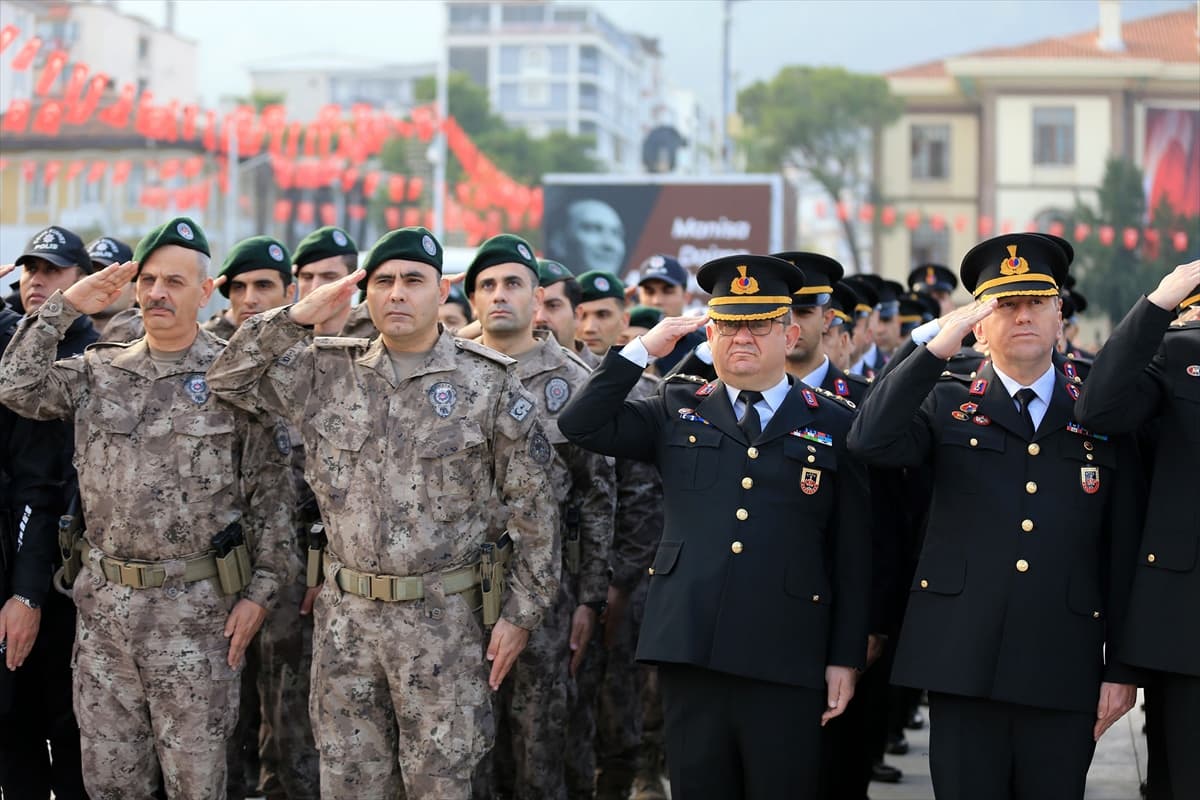 Türkiye Atatürk'ü ölüm yıl dönümünde andı