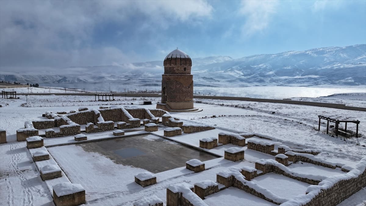 Hasankeyf'teki tarihi yapılar beyaza büründü