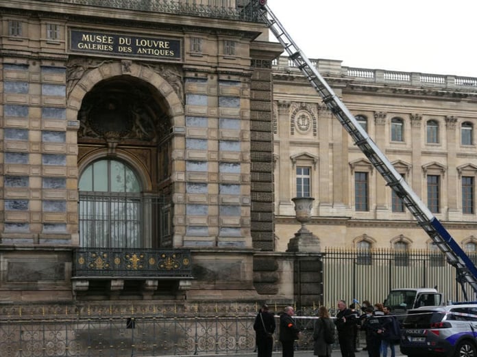 Soyulan Louvre Müzesi'nin müdürü istifa etti