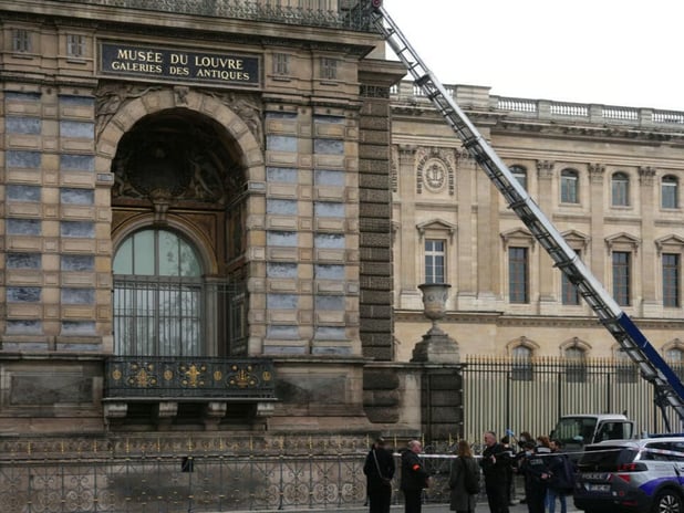 Soyulan Louvre Müzesi'nin müdürü istifa etti