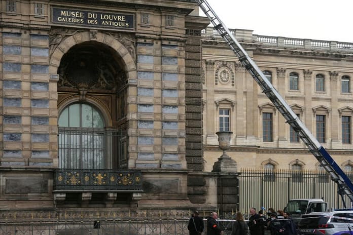 Soyulan Louvre Müzesi'nin müdürü istifa etti