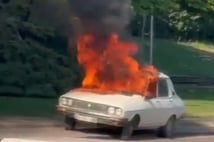 TBMM önünde beyaz toros yaktı