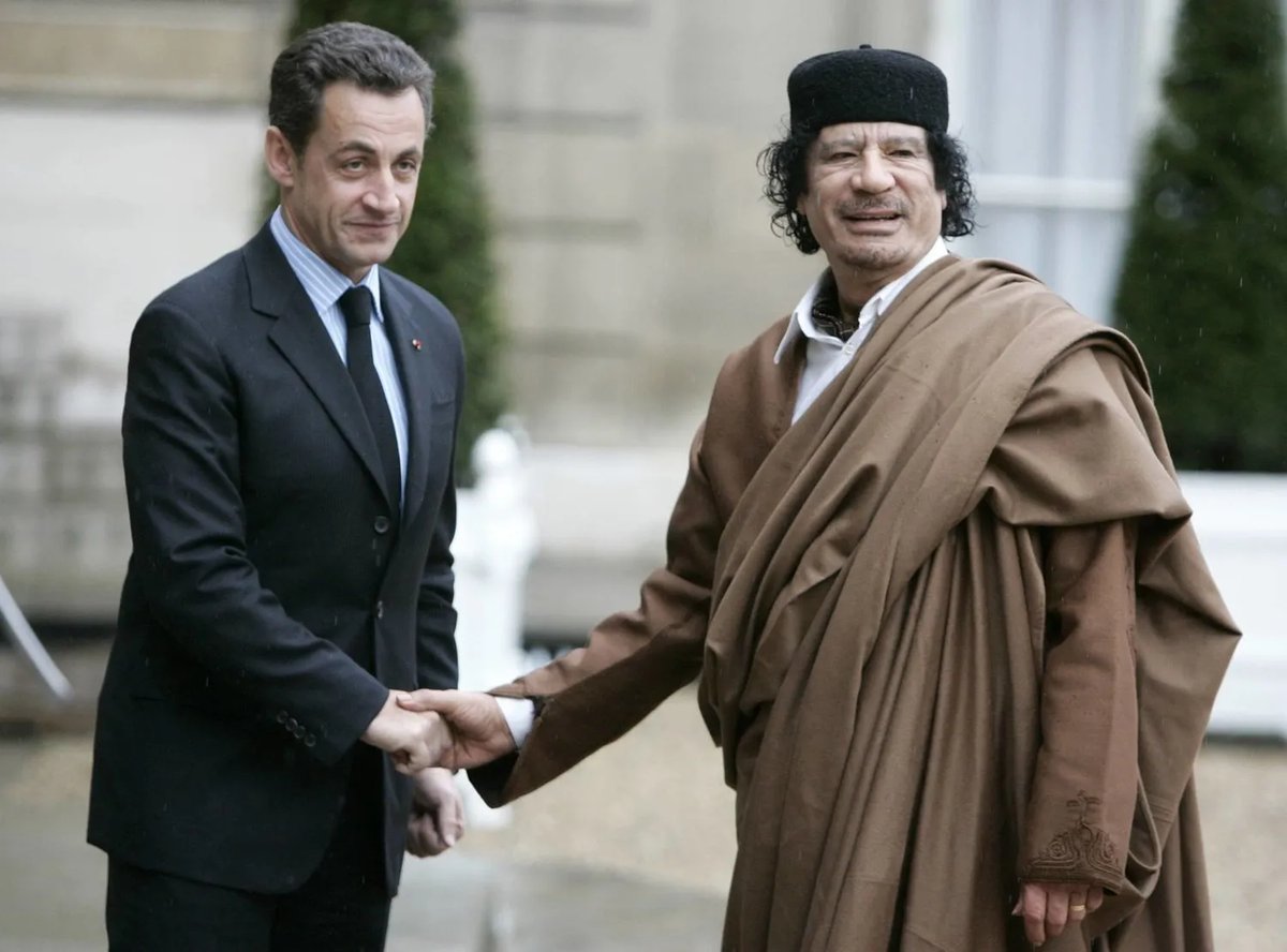 Nicolas Sarkozy ile Muammer Kaddafi - AFP