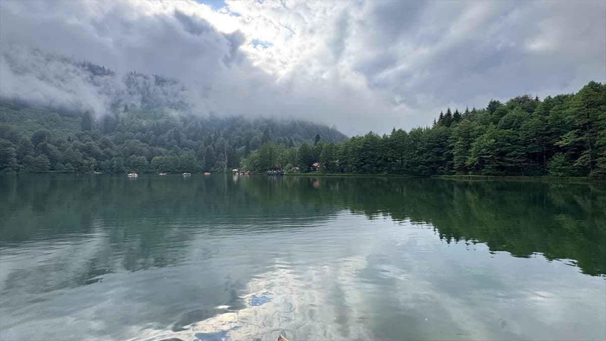 Borçka Karagöl Tabiat Parkı'na ziyaretçi akını
