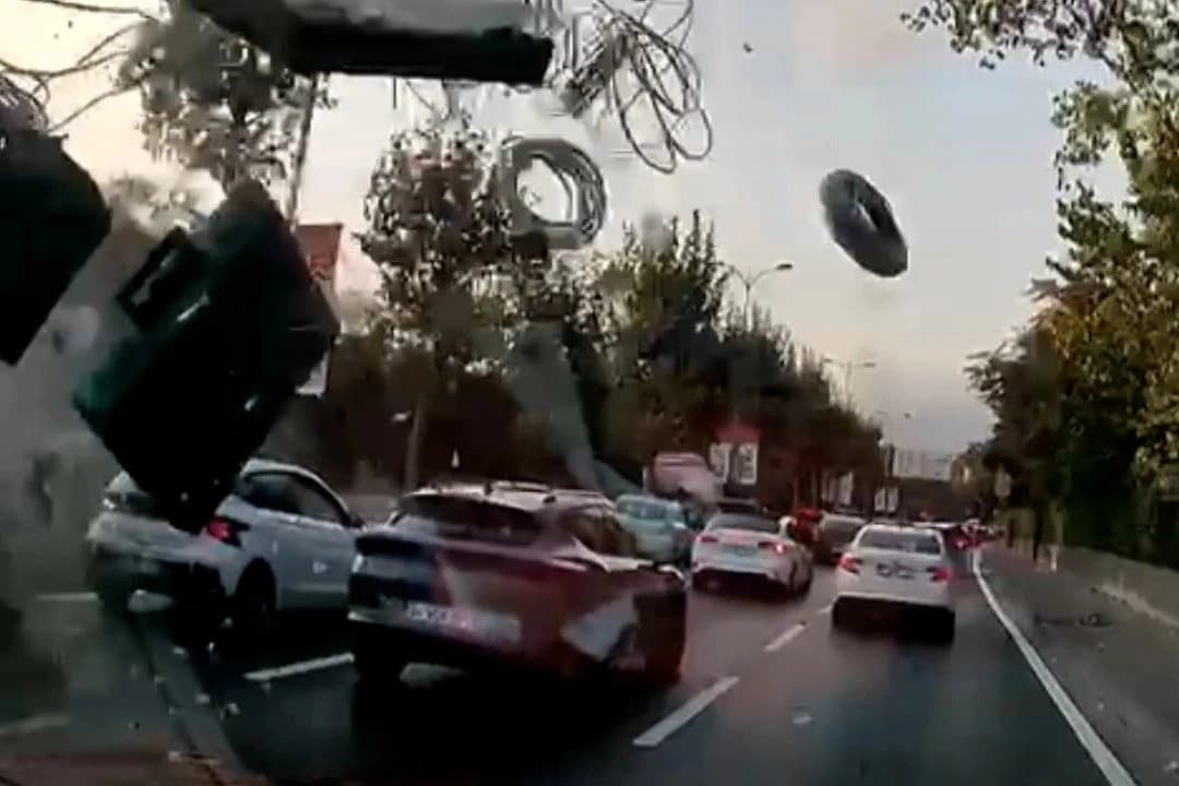 Sarıyer’de 4 otomobilin karıştığı kaza kamerada: Araç havalanıp karşı yöne savruldu