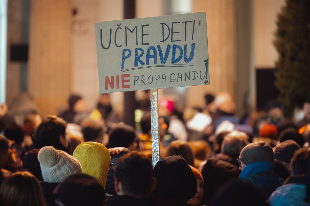 Slovakya’da binlerce kişi Fico hükümetini protesto etti