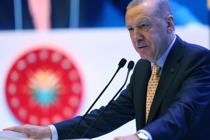 Cumhurbaşkanı Erdoğan’dan muhalefete tepki: Biz iş yapıyoruz onlar takoz koyuyor