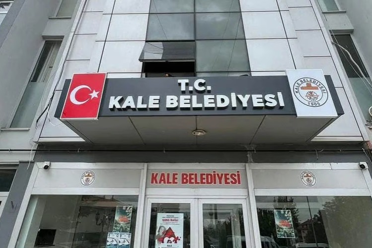 Denizli'de zabıtalara başkandan şiddet
