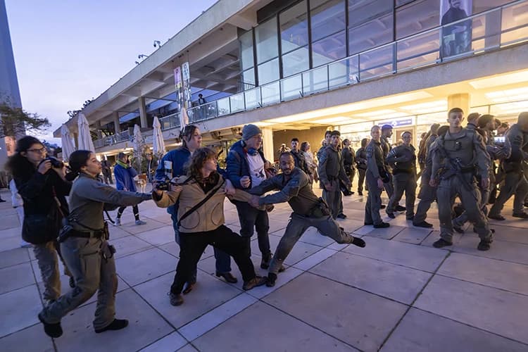 Tel Aviv polisi savaş karşıtı protestoculara müdahale etti