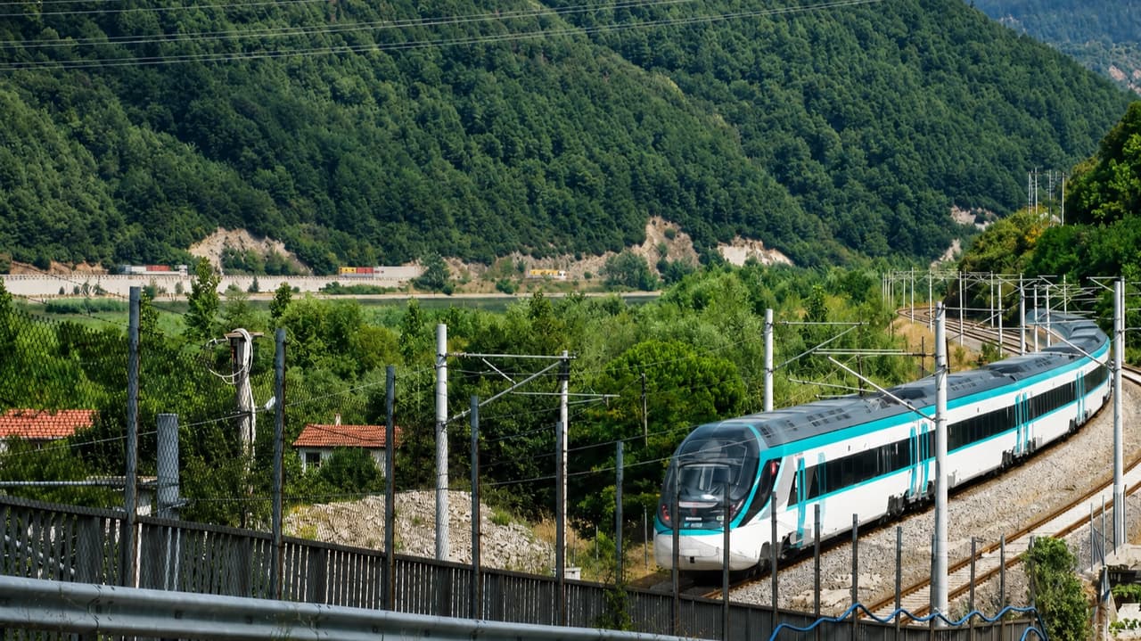 Milli hızlı trenden yeni hız rekoru! Saatte 250 kilometreye ulaştı