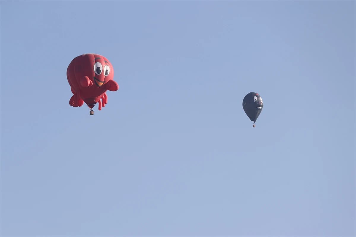 Balon festivali renkli anlara sahne oldu