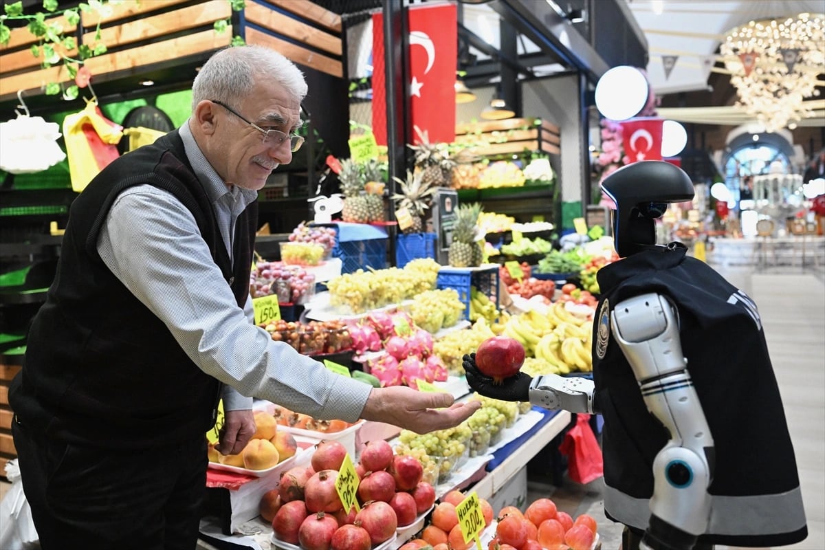 İnsansı robot MEGA, zabıta ekipleriyle denetimde