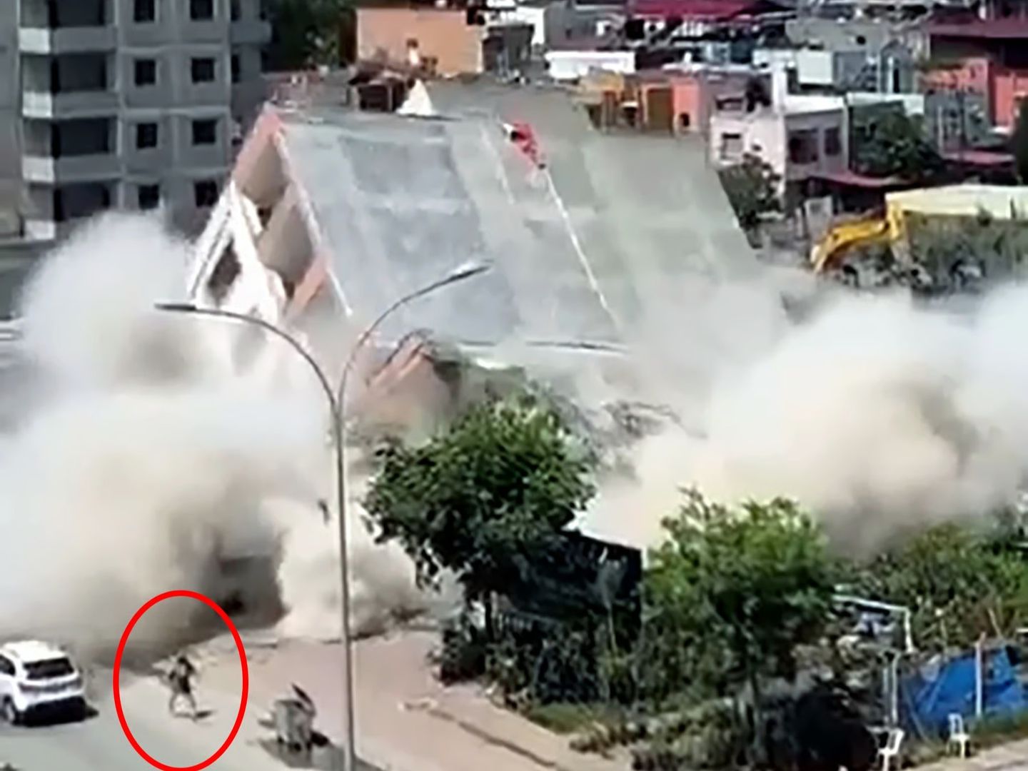 Adana'da yürekleri ağza getiren olay! Yıkılan binanın yanından son anda kaçtı
