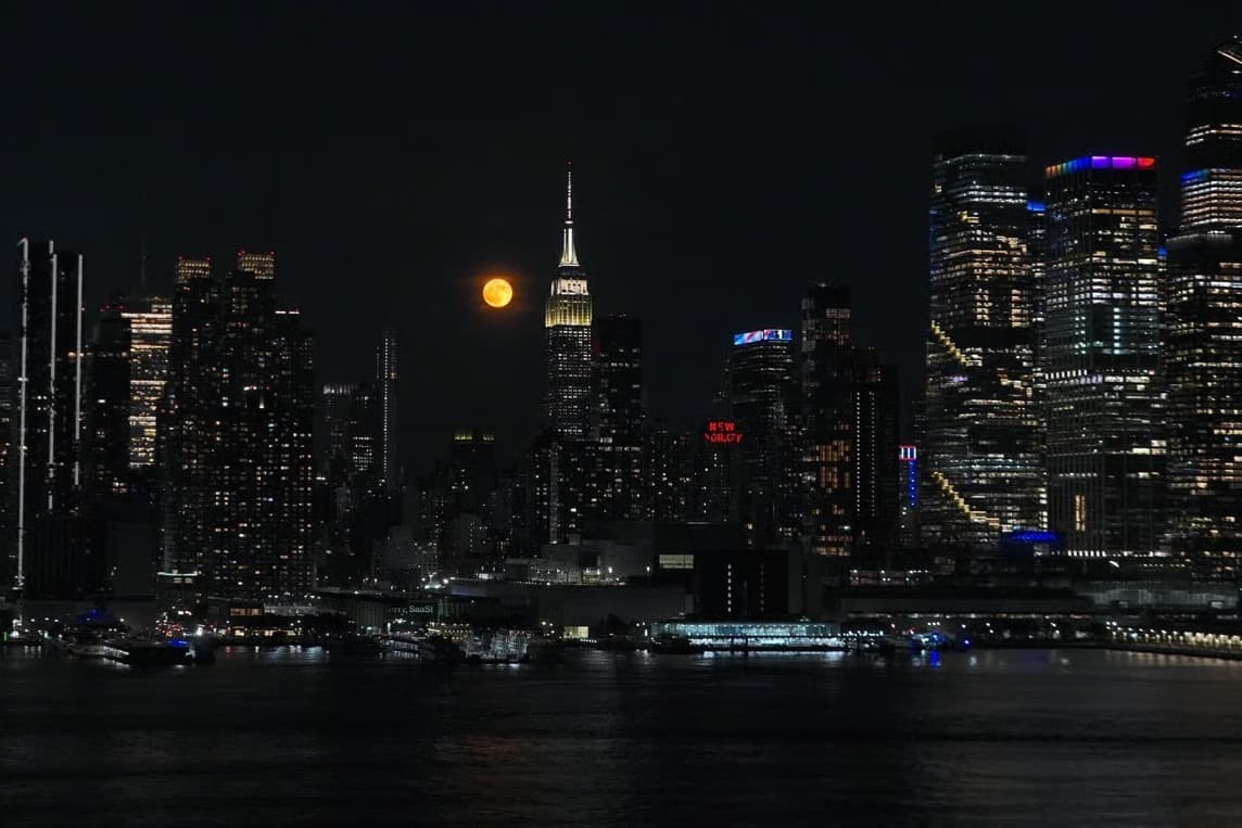 Manhattan’da kızıl ışıklar: "Çilek Dolunayı" New York gökdelenlerini büyüledi