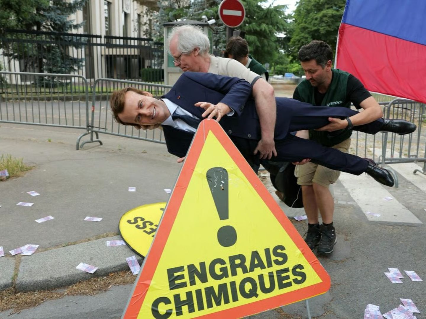 Macron'un bal mumu heykeli çalındı