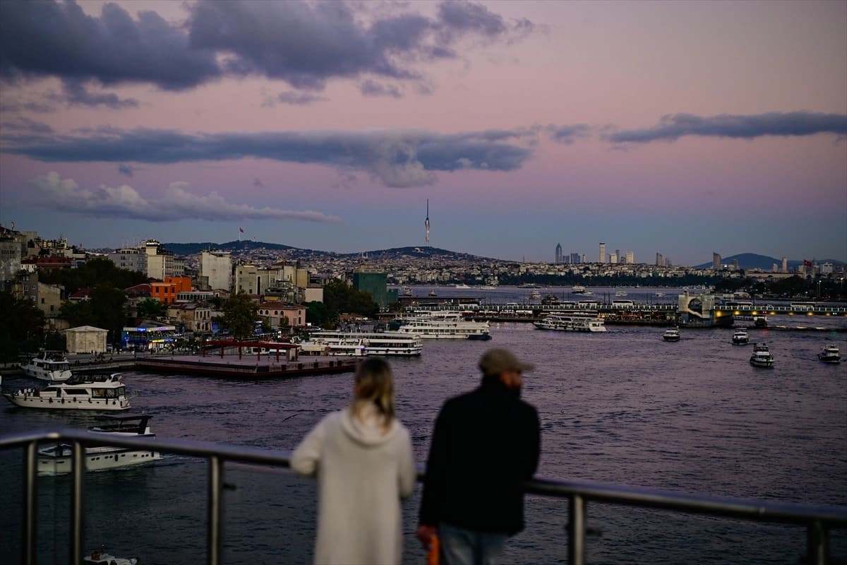 İstanbul'un tarihi silüeti gün batımında objektife yansıdı