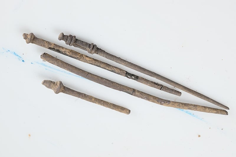 Metal iğneler, yaklaşık 2.000 yıl önce, günümüzde Almanya’nın kuzeybatısında bulunan bölgede gömülen koleksiyonun bir parçasıydı