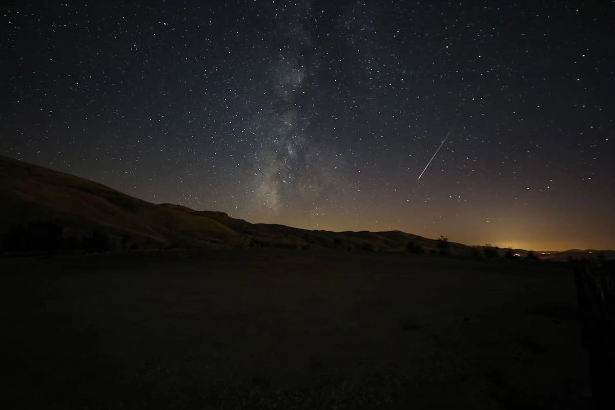 Uzun pozlamalı bir fotoğrafta, 14 Ağustos 2024'te Elazığ'ın Sivrice ilçesinde gerçekleşen Perseid meteor yağmuru sırasında Hazar Gölü ve Hazarbaba Dağı'nda gökyüzünü aydınlatan yıldızlar görülüyor.