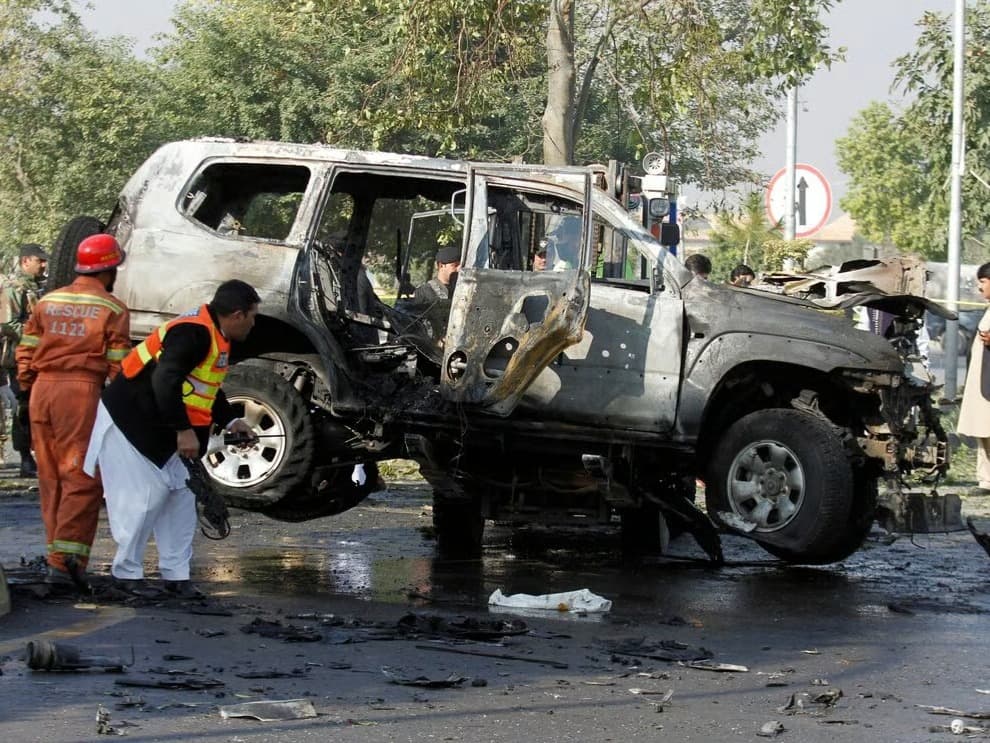 Pakistan'da polis aracına bombalı saldırı