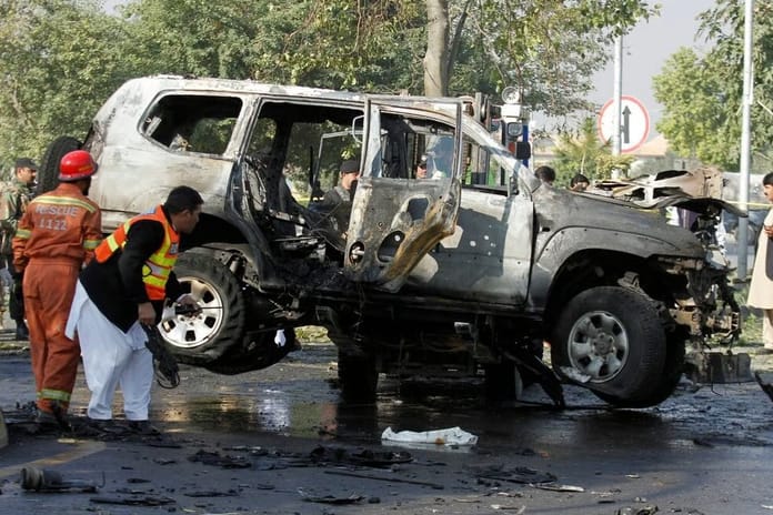 Pakistan'da polis aracına bombalı saldırı: 6 ölü