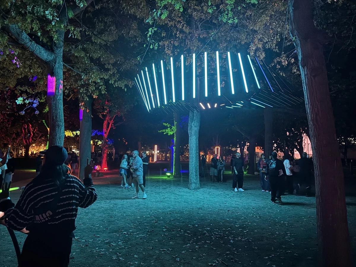 Cape Town'daki ışık festivali renkli görüntülere sahne oldu