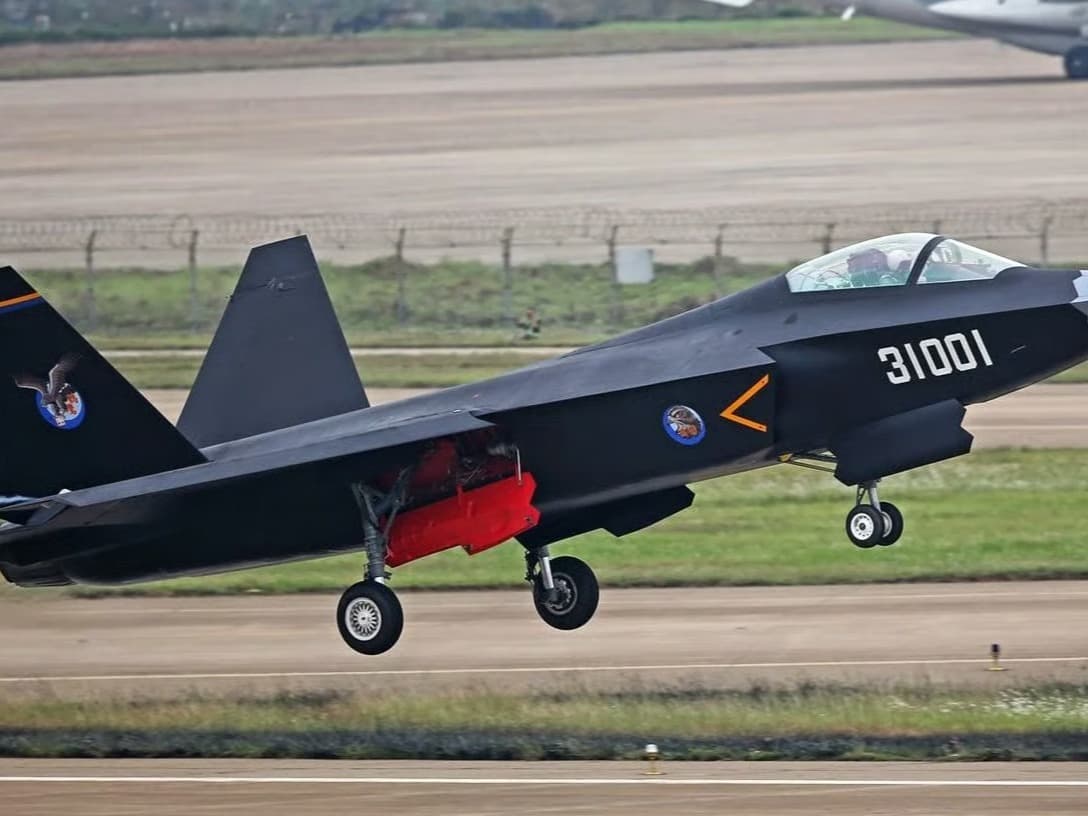 Çin'den Pakistan'a FC-31 savaş uçağı teslimatı