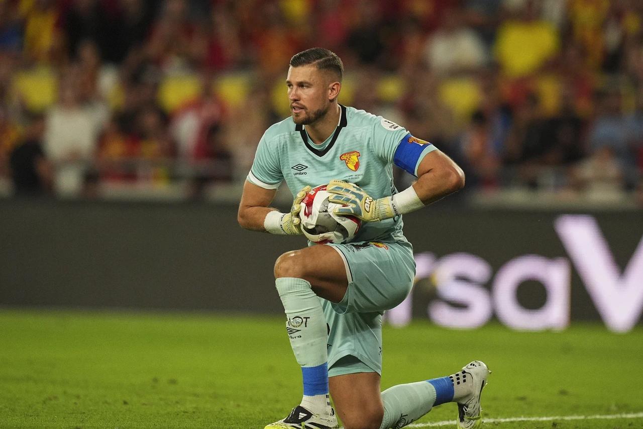 Göztepe kalecisi Mateusz Lis dalya demeye hazırlanıyor