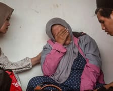 Endonezya'da yıkılan okulda arama kurtarma çalışmaları devam ediyor