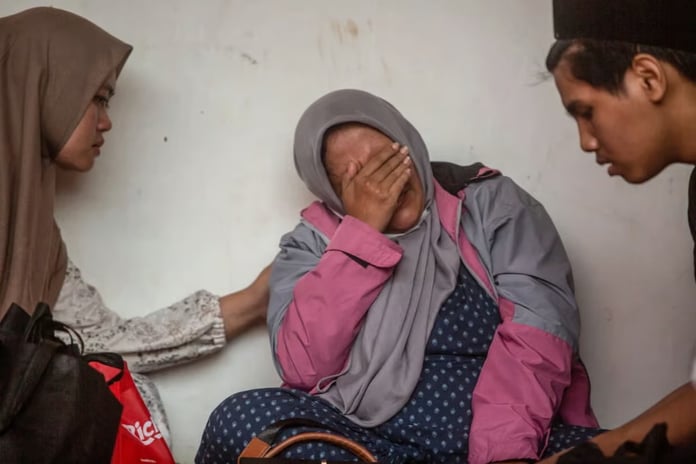 Endonezya'da yıkılan okulda arama kurtarma çalışmaları devam ediyor