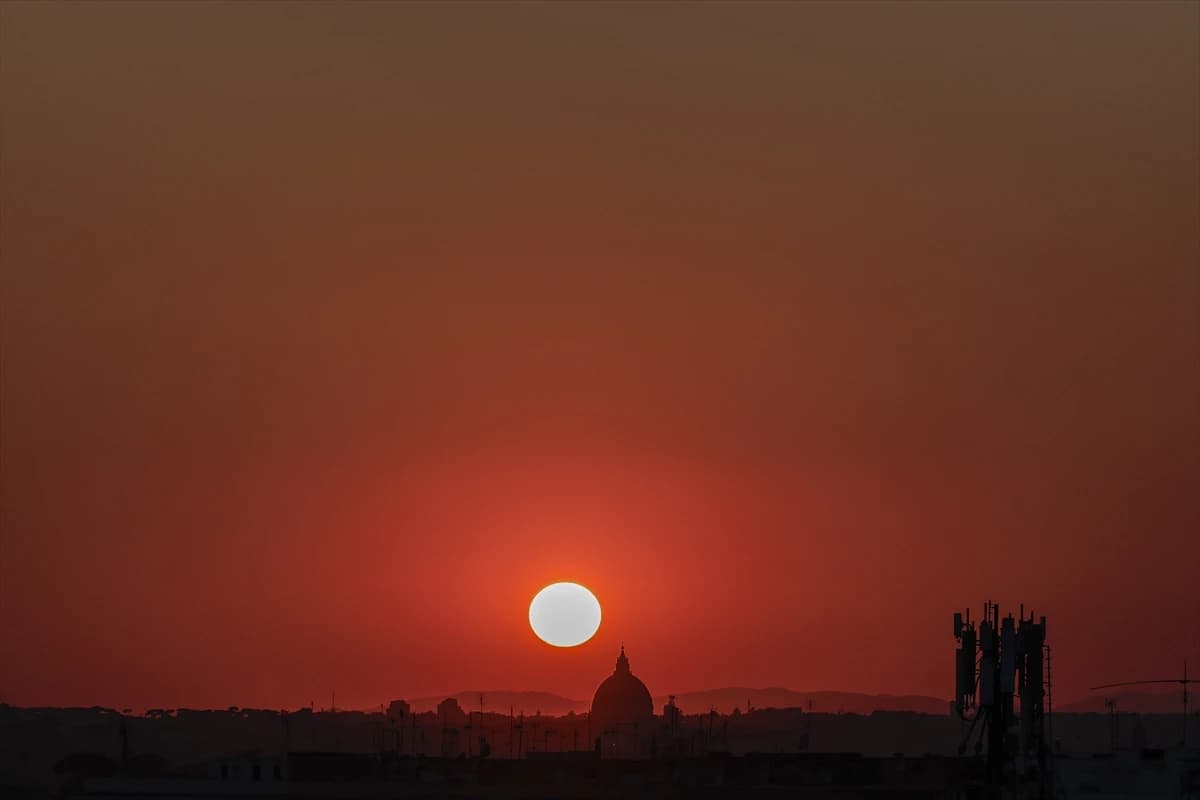 Kırmızının bin bir tonu: Roma'da bir gün batımı...