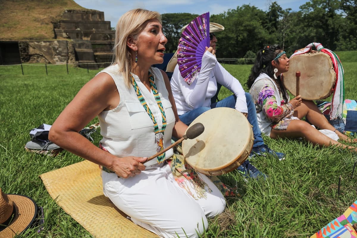 El Salvador'da yazı karşılama kutlaması
