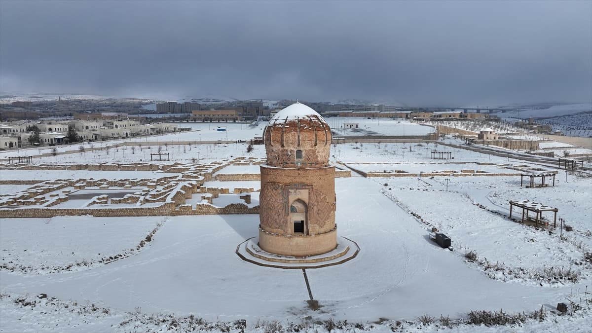 Hasankeyf'teki tarihi yapılar beyaza büründü