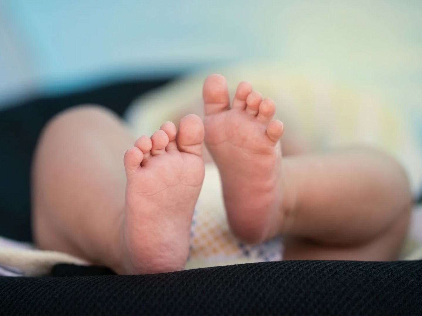 20 günlük bebek minibüsün altında kaldı! Anne ve baba gözaltında