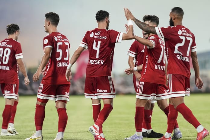 1. Lig'in açılış maçı gergin geçti: Hakemler sezonun ilk maçında gündem oldu, dikkat çeken pankart ve teşekkür mesajı