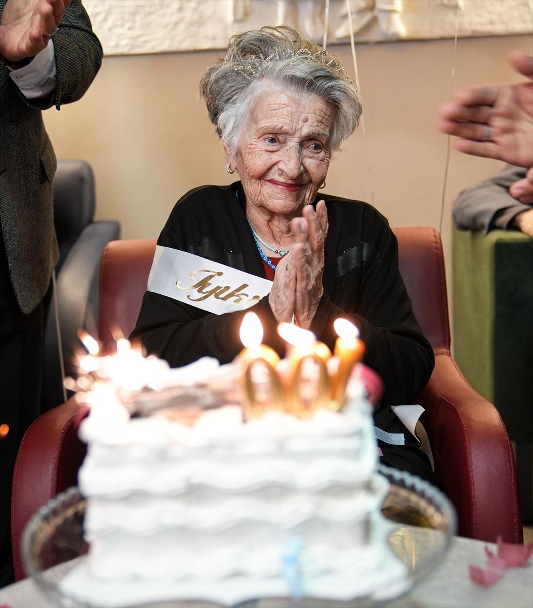 100 yıllık çınarın doğum günü dileği gerçek oldu: İzmir'de asırlık kutlama