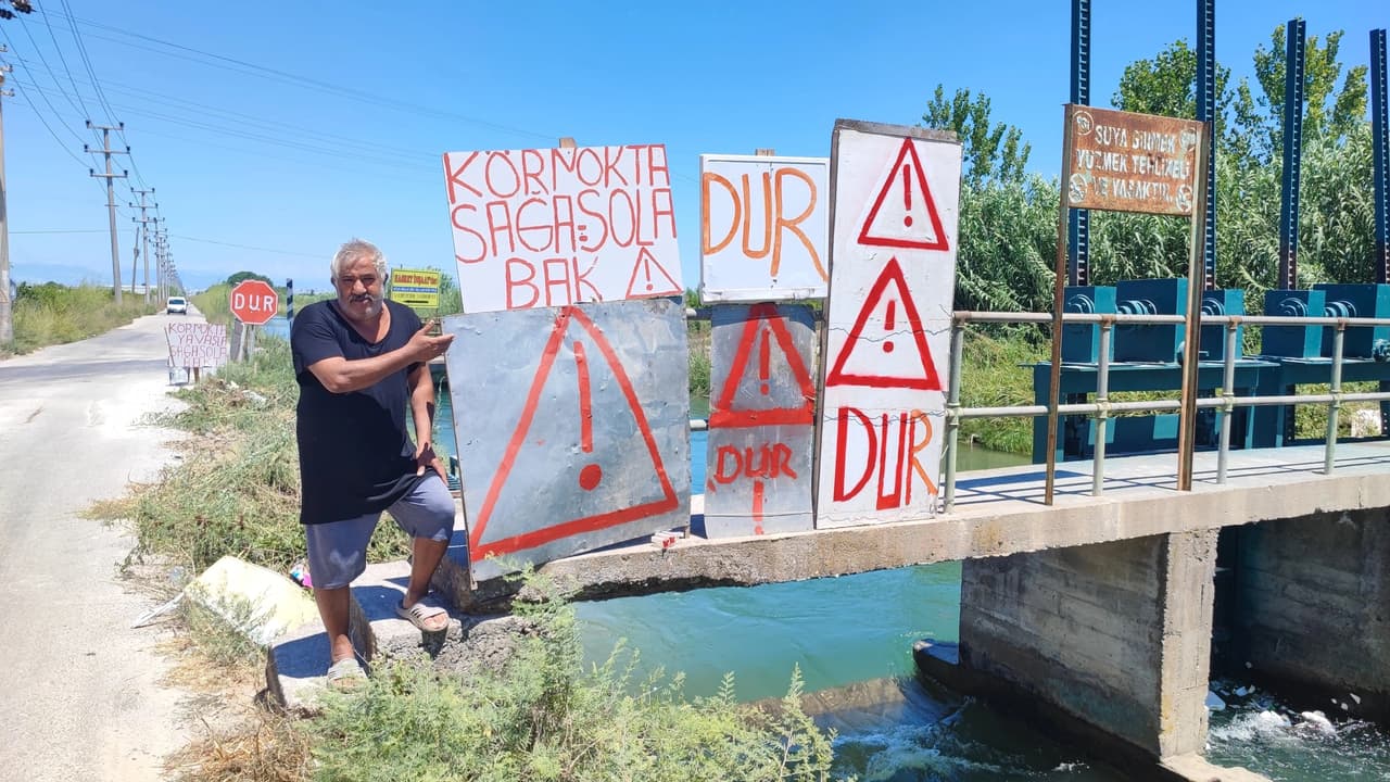 Sürekli kazaların yaşandığı yola kendi imkanlarıyla uyarı levhası yaptı
