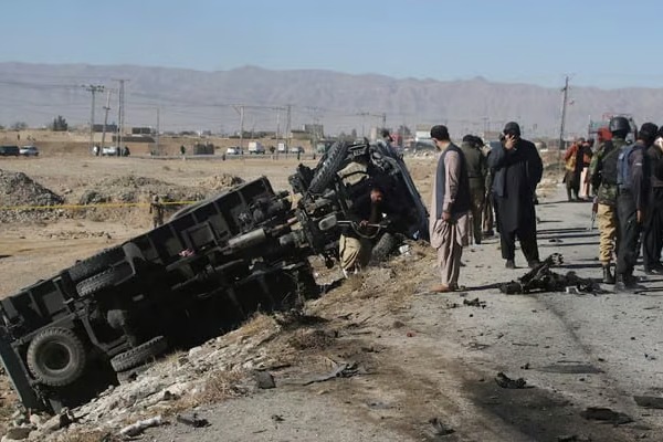 Pakistan'da öğrenci servisine terör saldırısı: 4 ölü
