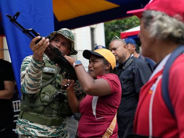 Trump'ın savaş gemilerine Maduro Tanklarla yanıt verdi